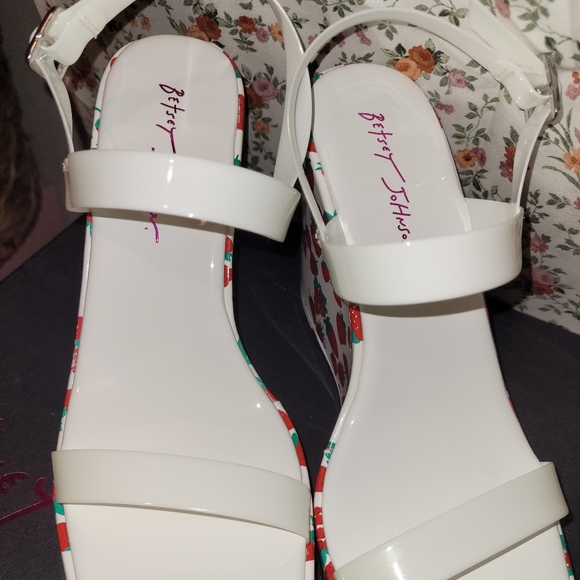 Shoes - Picture 4 of 8